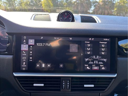 Used 2019 Porsche Cayenne Sport Utility 4D image 33