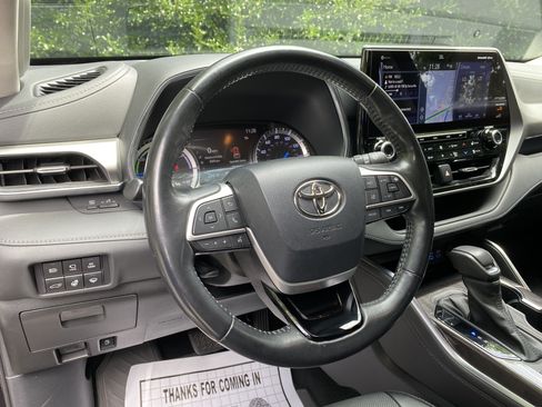 Used 2022 Toyota Highlander Platinum FWD image 17