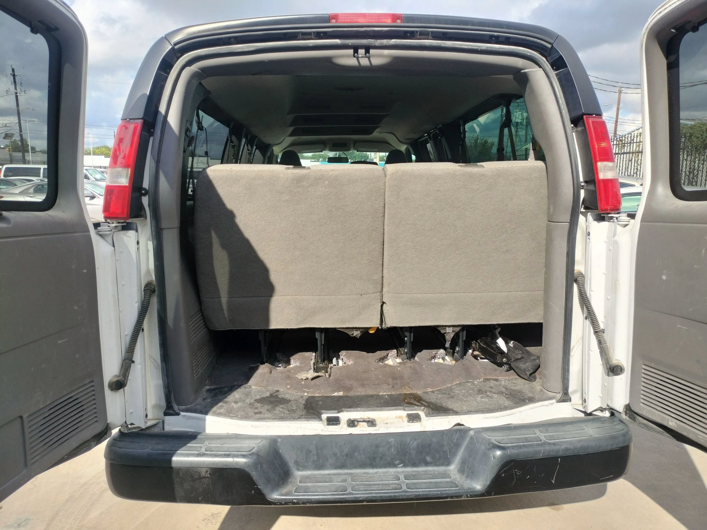 Used 2019 Chevrolet Express 2500 LS w/ Driver Convenience Package RWD image 9
