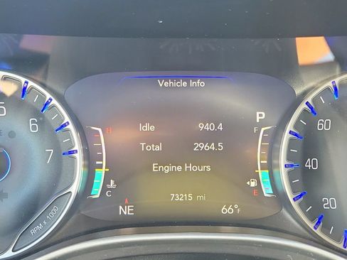 Used 2023 Chrysler Pacifica Touring-L FWD image 30