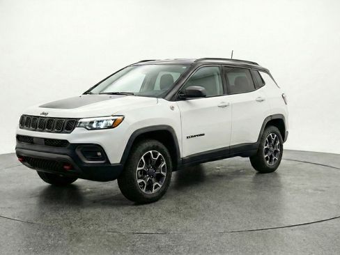 Used 2025 Jeep Compass Trailhawk image 3