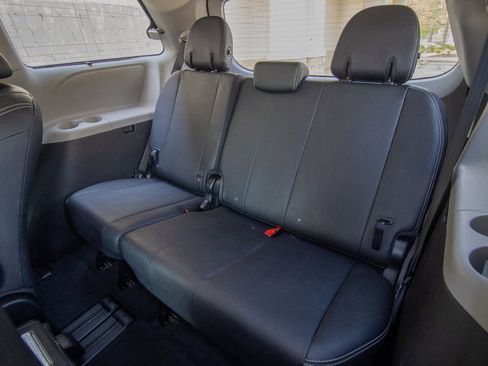 Used 2017 Toyota Sienna SE w/ SE Preferred Package image 18