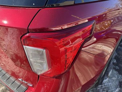 Used 2022 Ford Explorer XLT w/ Equipment Group 202A image 9