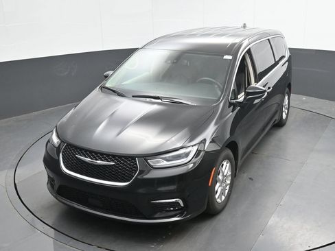 Used 2023 Chrysler Pacifica Touring-L FWD image 35