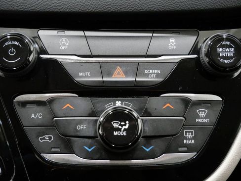 Used 2022 Chrysler Voyager LX image 18