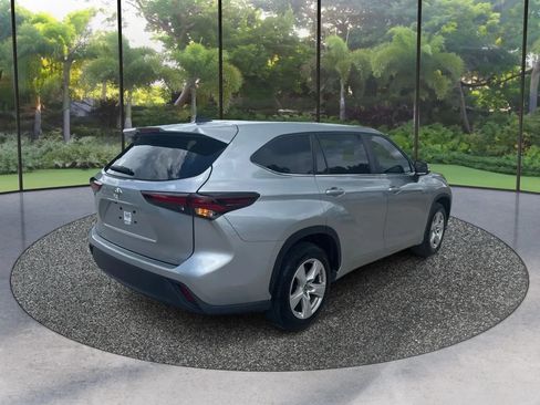 Used 2024 Toyota Highlander LE FWD image 5