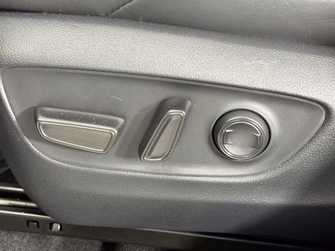 Used 2024 Toyota Venza XLE AWD/4WD image 16