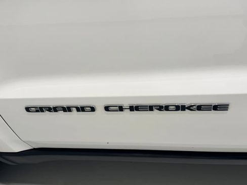 Used 2017 Jeep Grand Cherokee Laredo AWD/4WD image 16