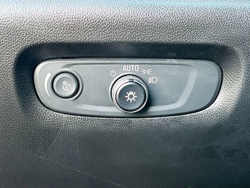 Used 2023 Chevrolet Traverse LT image 10