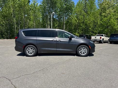 Used 2023 Chrysler Pacifica Touring-L FWD image 3