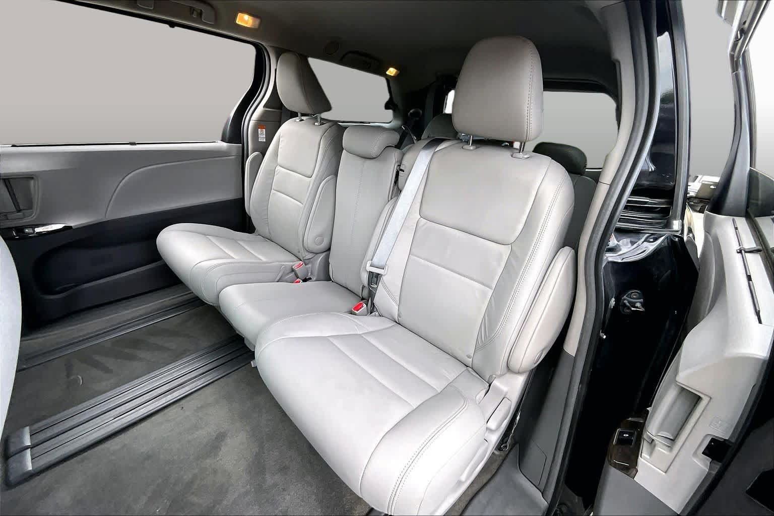 Used 2018 Toyota Sienna XLE w/ XLE Navigation Package FWD image 17