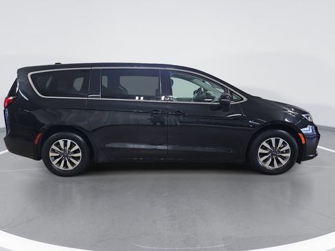 Used 2023 Chrysler Pacifica Touring-L FWD image 2