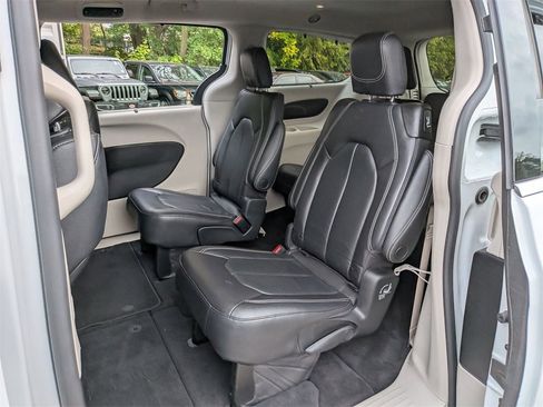Certified 2022 Chrysler Pacifica Touring-L image 21