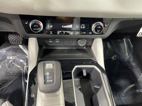 New 2025 Mitsubishi Outlander SE image 15