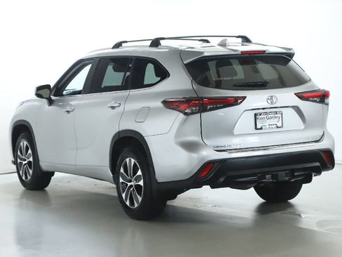 Used 2024 Toyota Highlander XLE AWD/4WD image 40