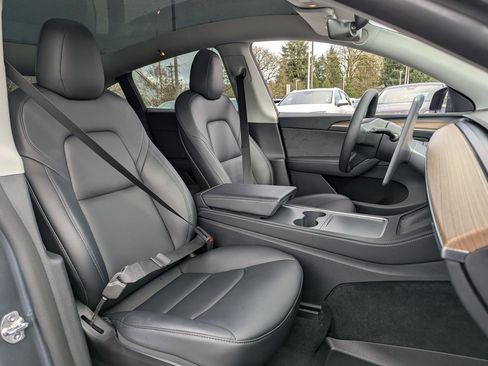 Used 2022 Tesla Model Y Long Range image 35