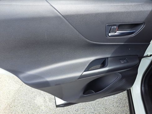 Used 2021 Toyota Venza LE image 10