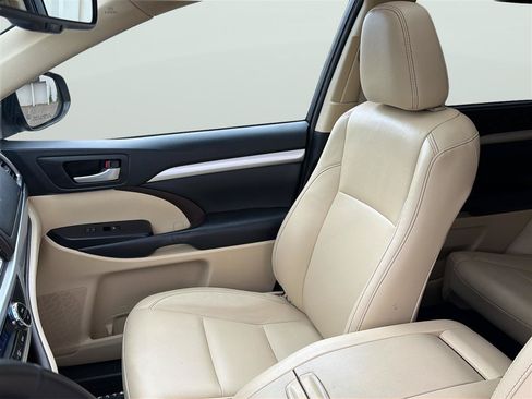 Used 2016 Toyota Highlander XLE AWD/4WD image 14