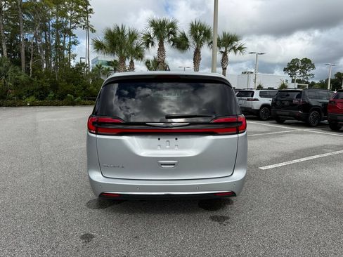Used 2024 Chrysler Pacifica Touring-L FWD image 4