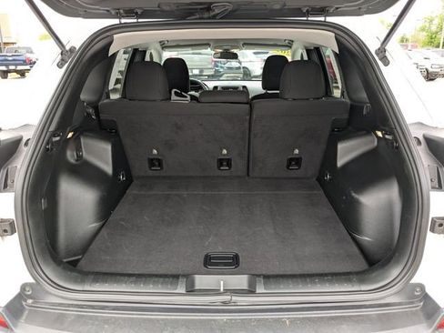Used 2019 Jeep Cherokee Latitude w/ Popular Appearance Group FWD image 17