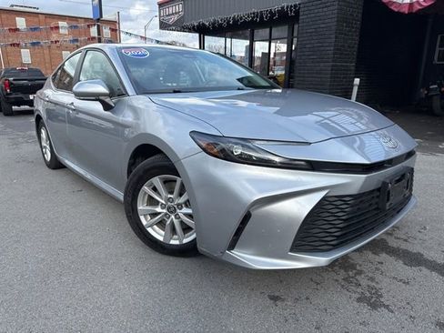 Used 2025 Toyota Camry LE image 3