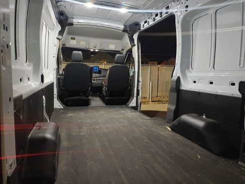 Used 2023 Ford E-Transit Medium Roof image 9