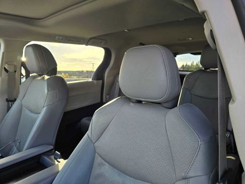 Used 2021 Toyota Sienna Limited image 25