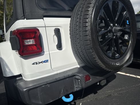 Used 2022 Jeep Wrangler Unlimited Sahara w/ Cold Weather Group image 8