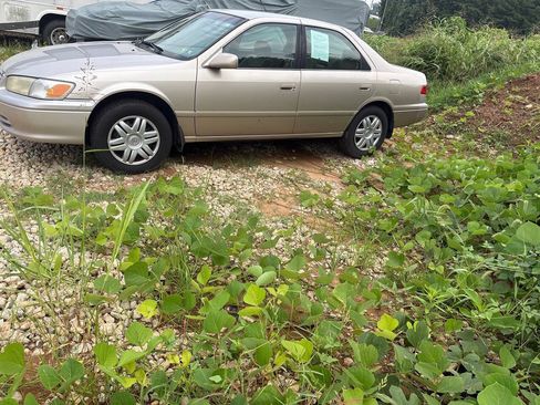 Used 2001 Toyota Camry LE w/ Value Pkg 3 FWD image 2