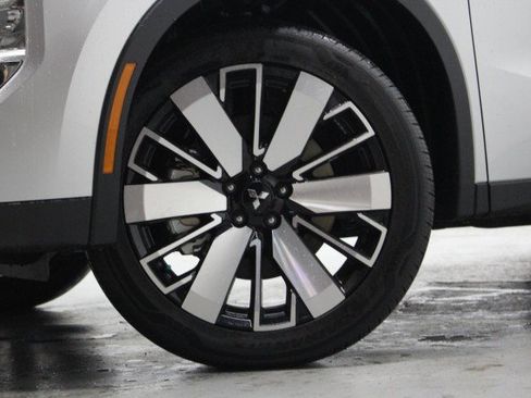 New 2025 Mitsubishi Outlander SE image 3