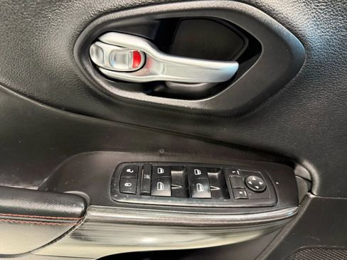 Used 2015 Jeep Cherokee Trailhawk w/ Comfort/Convenience Group image 11