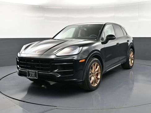 Used 2025 Porsche Cayenne S image 1