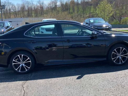 Used 2019 Toyota Camry SE w/ Convenience Package image 9