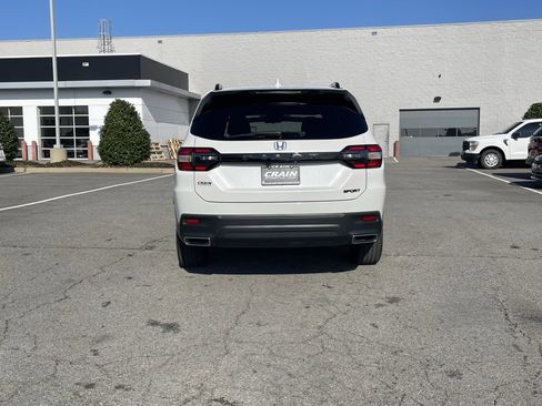 Used 2025 Honda Pilot Sport image 6
