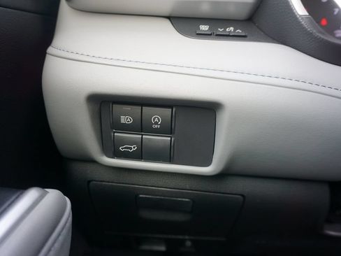 Used 2023 Toyota Highlander XLE FWD image 5