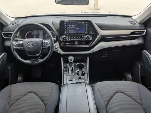 Used 2022 Toyota Highlander LE FWD image 18
