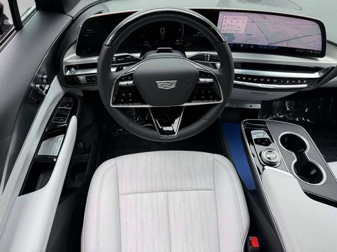 Used 2026 Cadillac Lyriq Luxury w/ LPO, Floor Liner Package AWD/4WD image 4