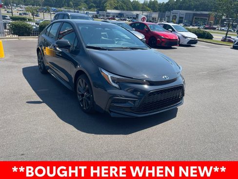 Used 2025 Toyota Corolla SE w/ SE Premium Package FWD image 3