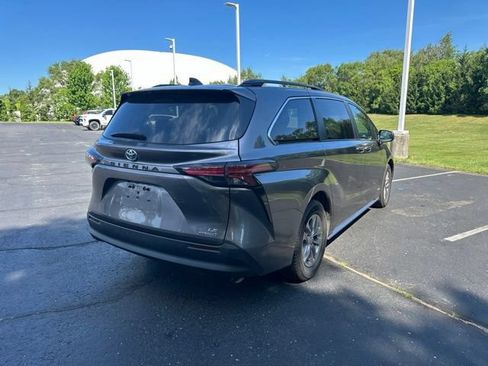 Used 2021 Toyota Sienna LE FWD image 3
