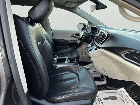 Used 2018 Chrysler Pacifica Touring-L Plus w/ Tire & Wheel Group image 14