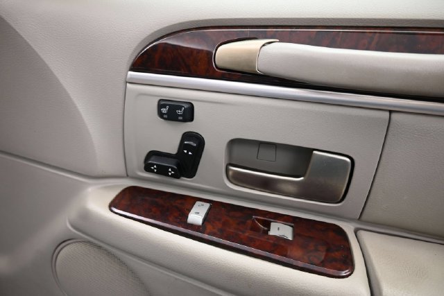 Used 2010 Lincoln Town Car Signature Limited RWD image 8