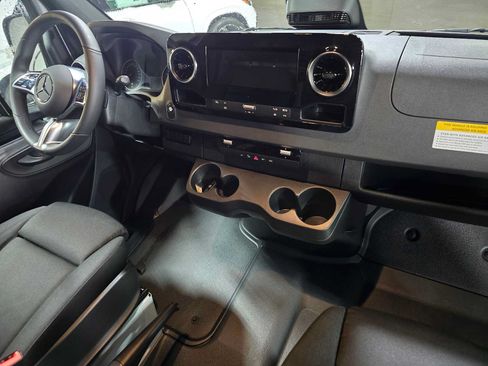 Used 2025 Mercedes-Benz Sprinter 2500 image 10