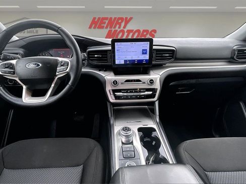 Used 2023 Ford Explorer XLT AWD/4WD image 8