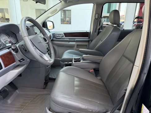 Used 2010 Chrysler Town & Country Touring image 2