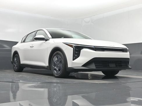 Certified 2025 Kia K4 FWD image 32