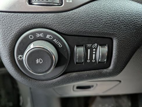 Used 2020 Jeep Cherokee Latitude Plus w/ Cold Weather Group AWD/4WD image 17