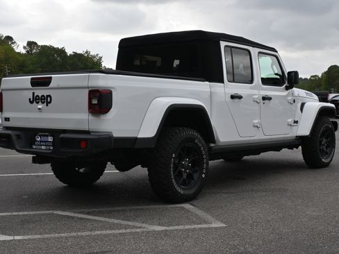 Used 2024 Jeep Gladiator Willys image 9