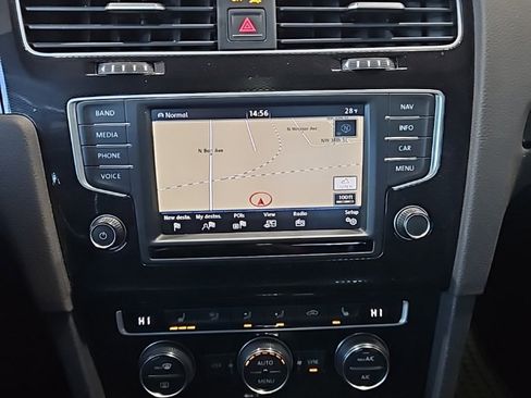 Used 2017 Volkswagen Golf image 32