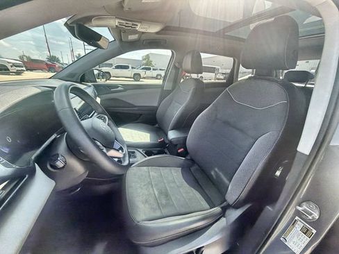 Used 2023 Volkswagen Taos SE w/ Panoramic Sunroof Package FWD image 18