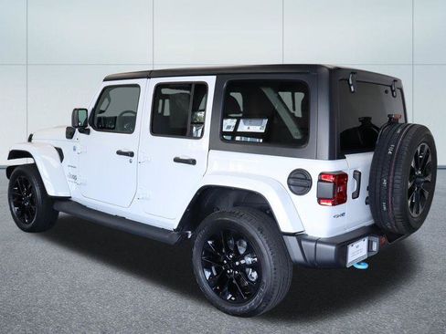 Used 2023 Jeep Wrangler Unlimited Sahara AWD/4WD image 3